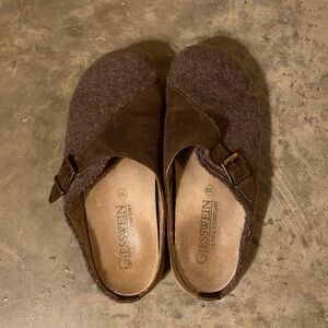 Brown wool/leather clogs